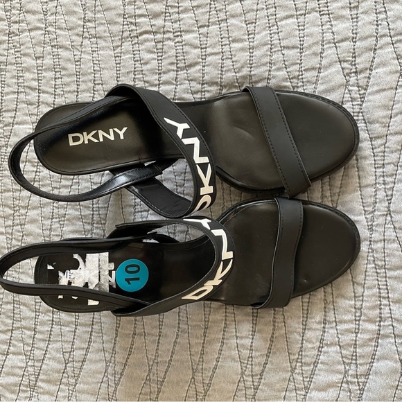 NWOT DKNY Black Logo Heels Size 10 - Picture 3 of 5